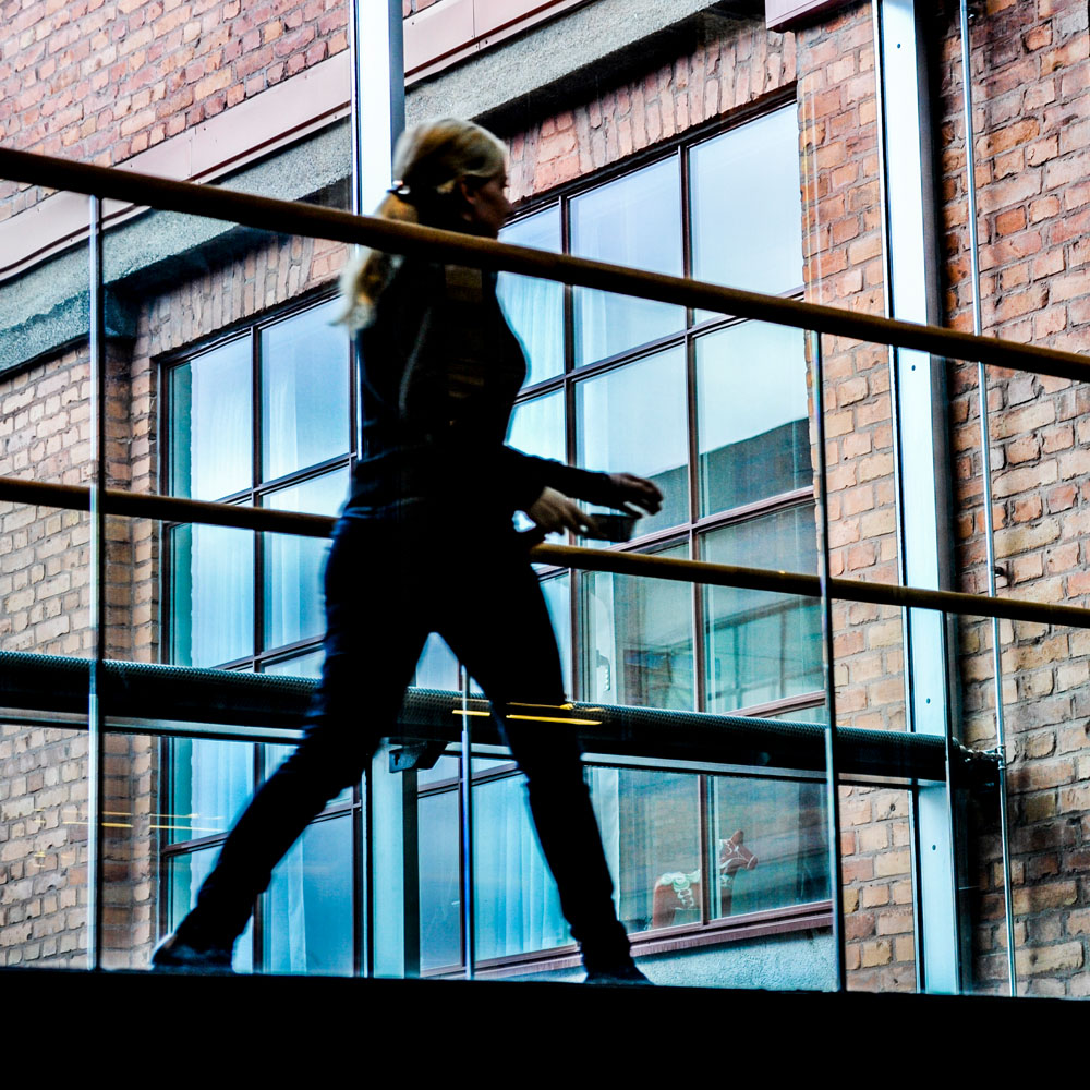 Kvinna utanför kontor